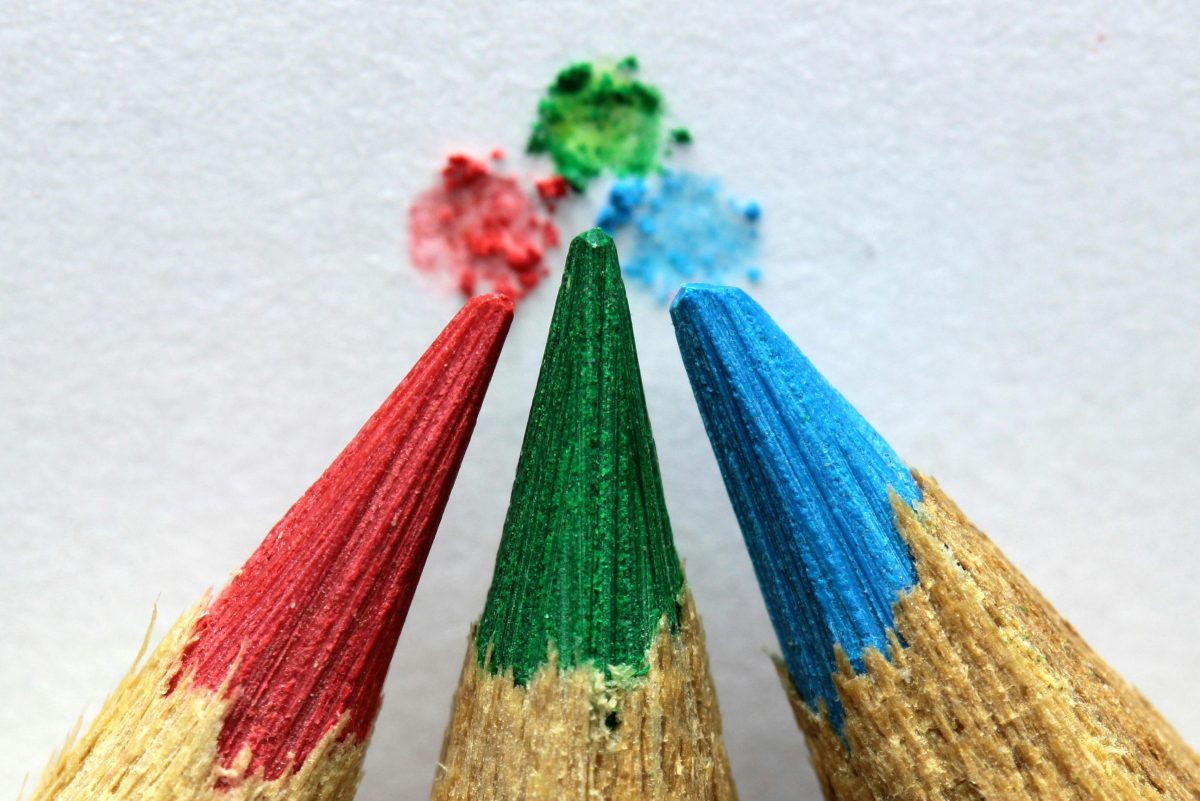 Colores Vibrantes o Líneas Precisas: Elige entre Lápices o Ceras para las Creaciones de tus Hijos